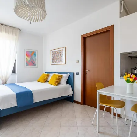 Sunny Studio- By Lorelake Holidays Apartment Como